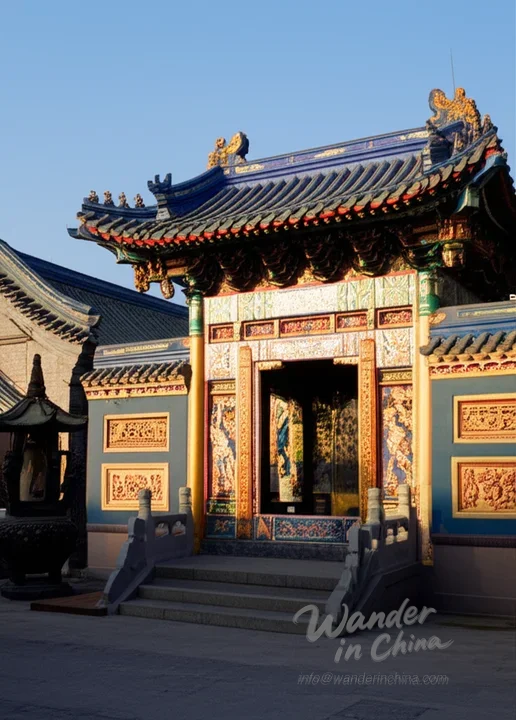 Un templo tranquilo en un hutong de Pekín.