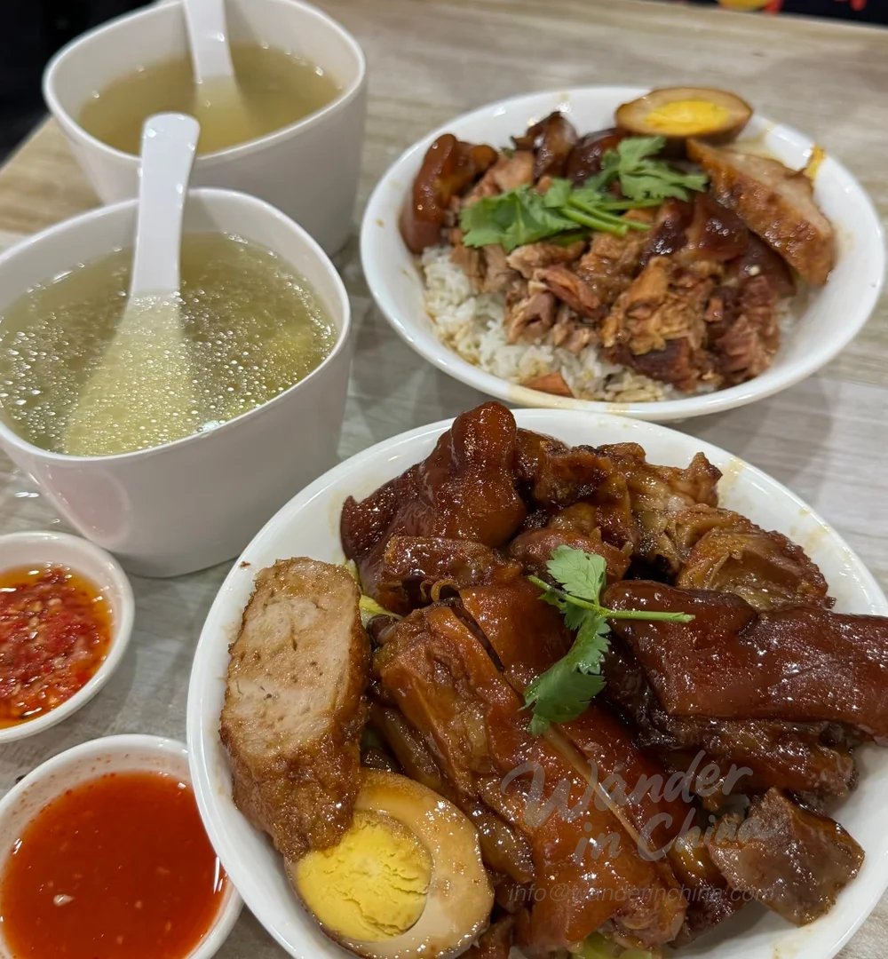 Dim sum variado en una vaporera de bambú.