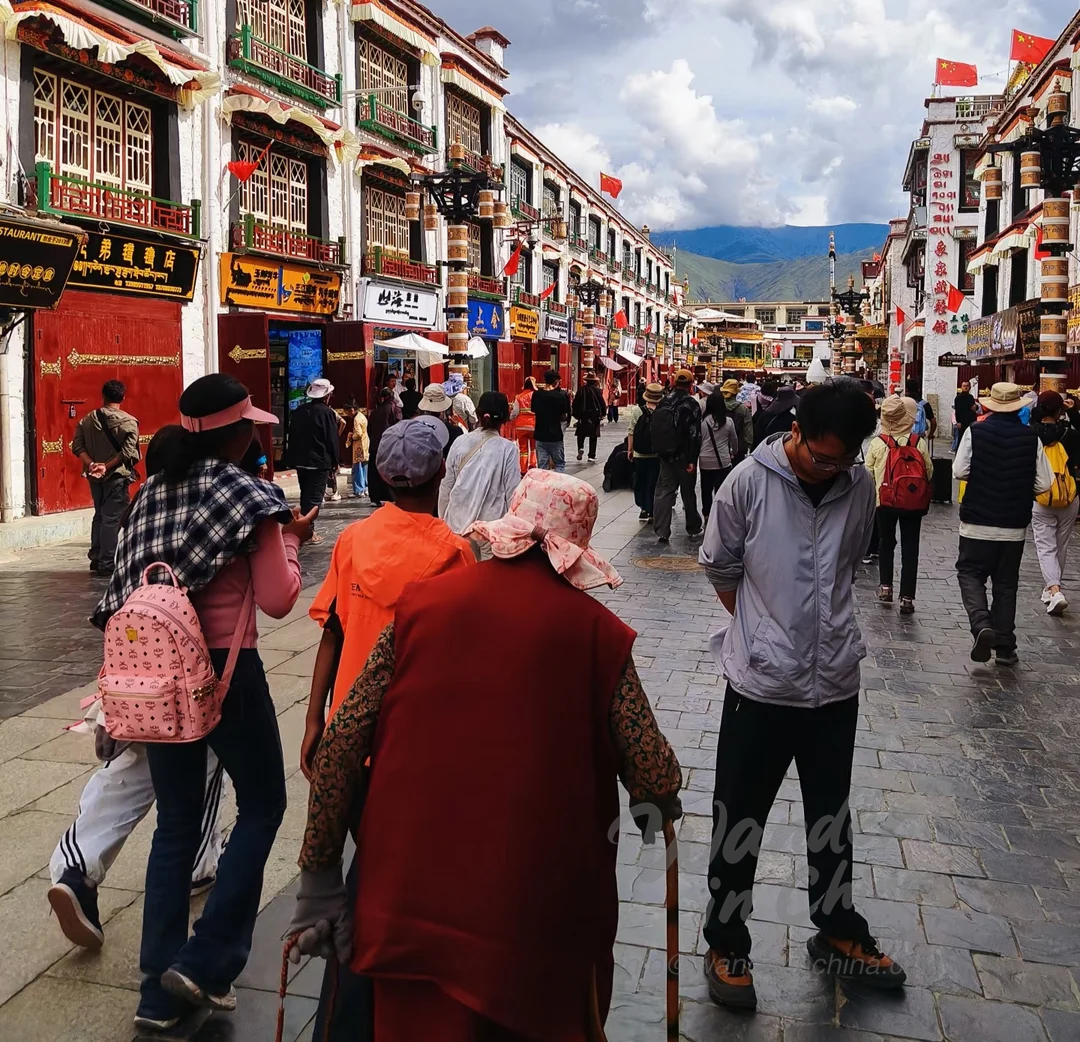 Peregrinos y tiendas de la calle Barkhor.