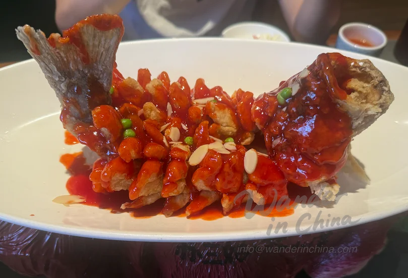 Plato de cocina de Suzhou bellamente presentado.