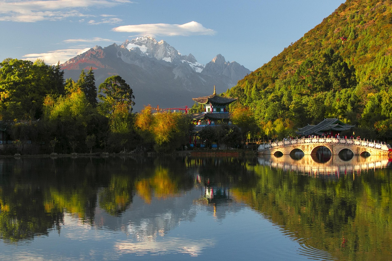 Parque del Lago del Dragón Negro con la Montaña de Jade Dragón.