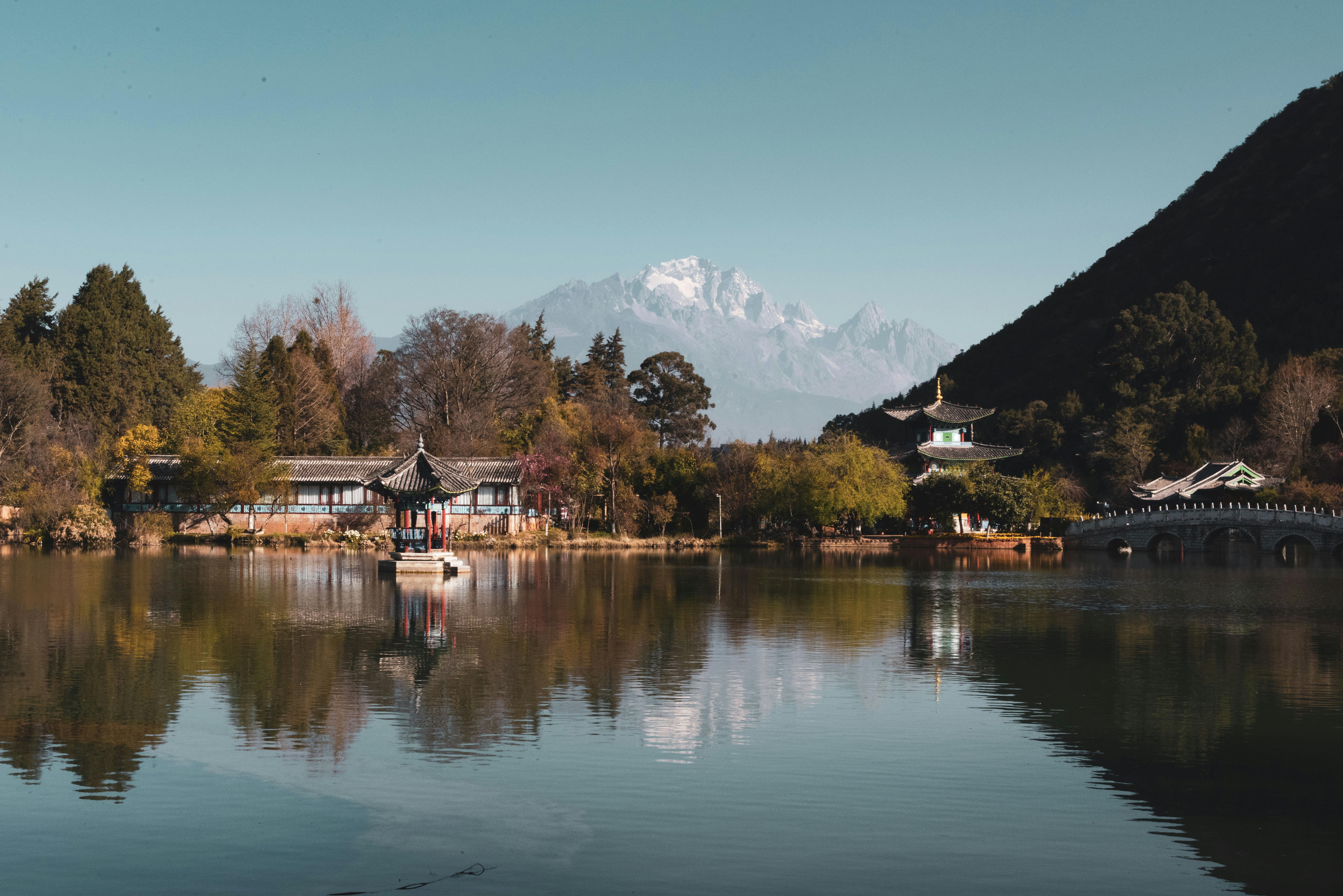 Parque del Lago del Dragón Negro con el reflejo de la Montaña de Jade de Nieve.