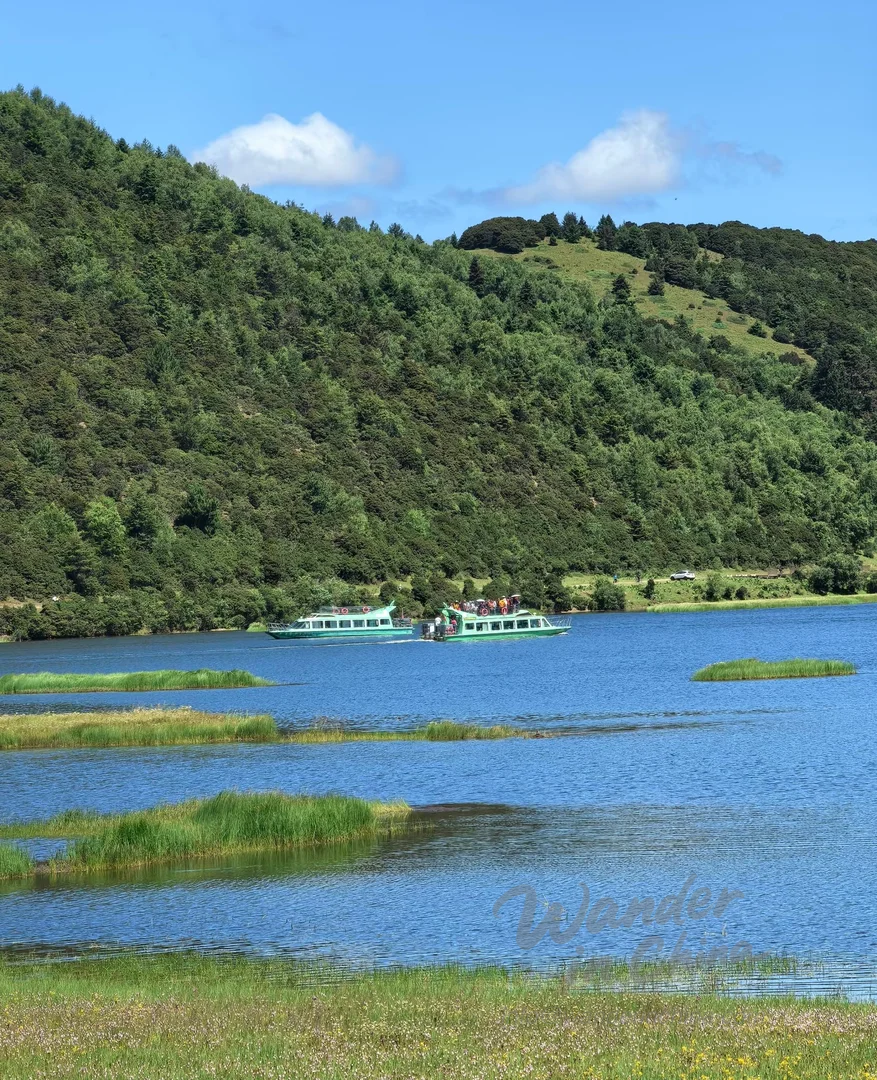 Bote en el lago Shudu, Parque Nacional de Pudacuo.