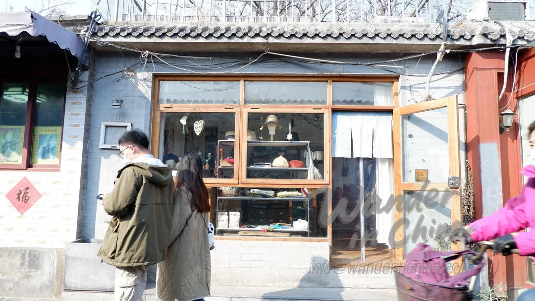 Tienda boutique que vende ropa en Wudaoying Hutong.
