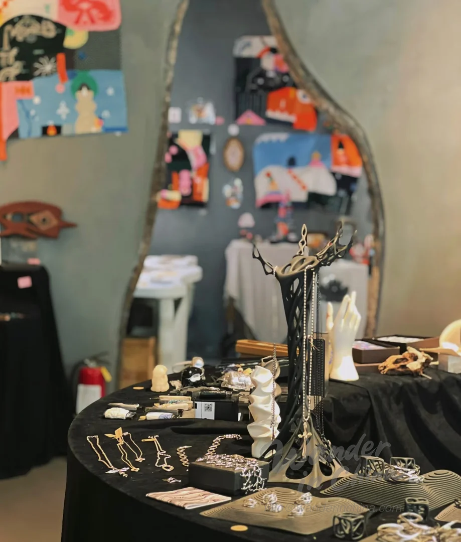 Fachada de una boutique en OCT-LOFT, Shenzhen, con productos hechos a mano.