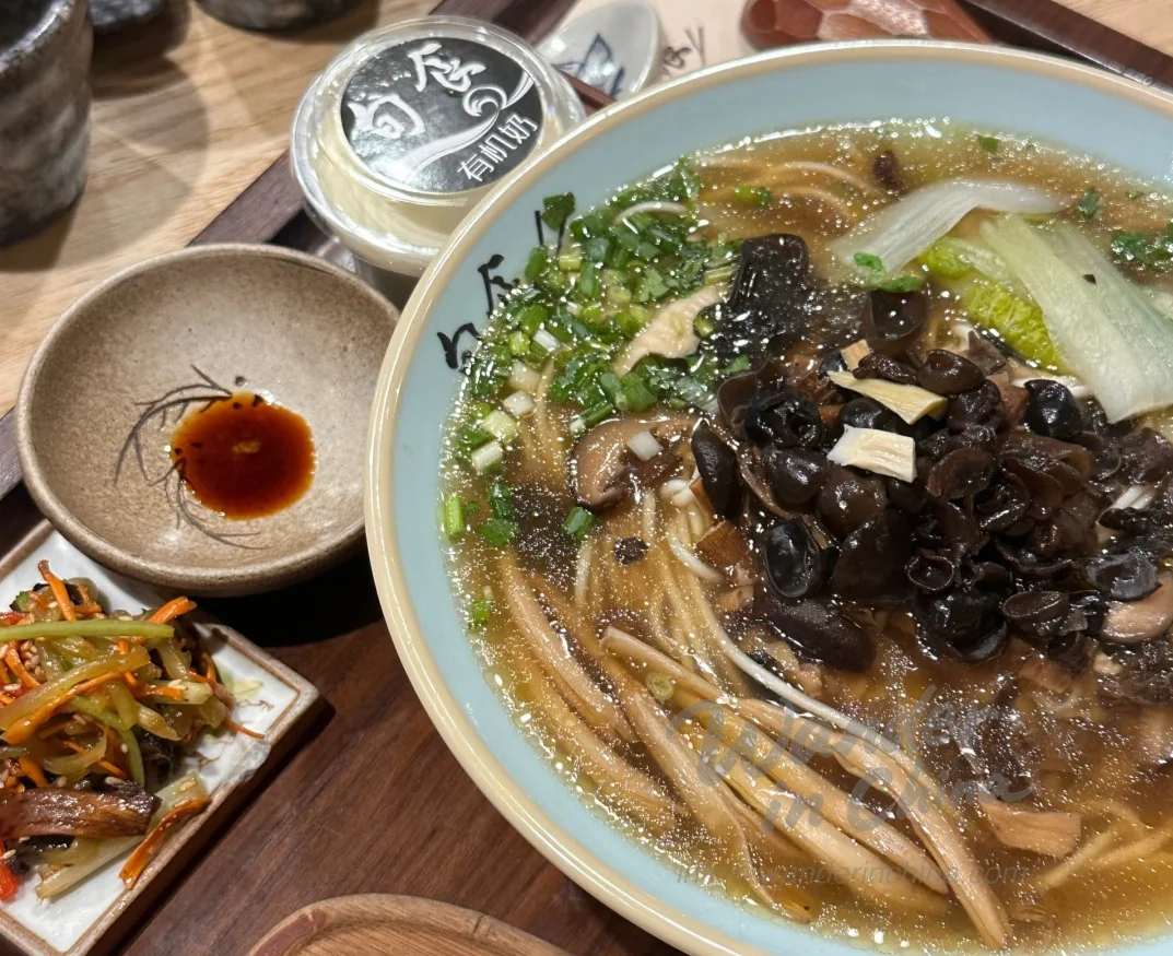 Cuenco de sopa de fideos thukpa tibetana en Lhasa.