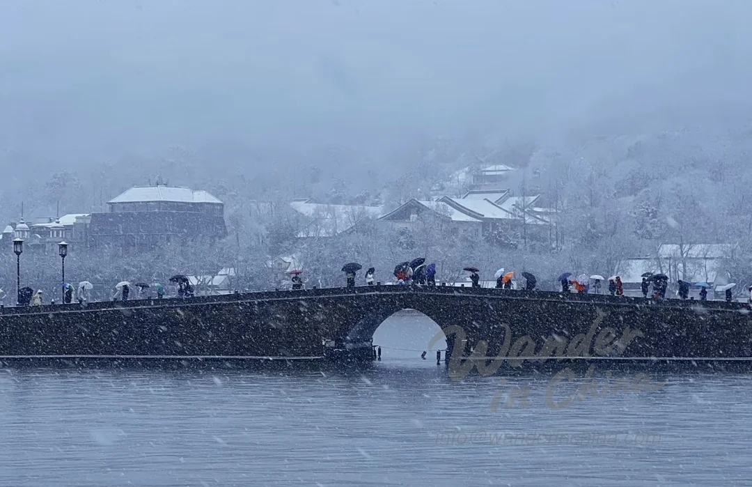 冬の雪の中の西湖の断橋。