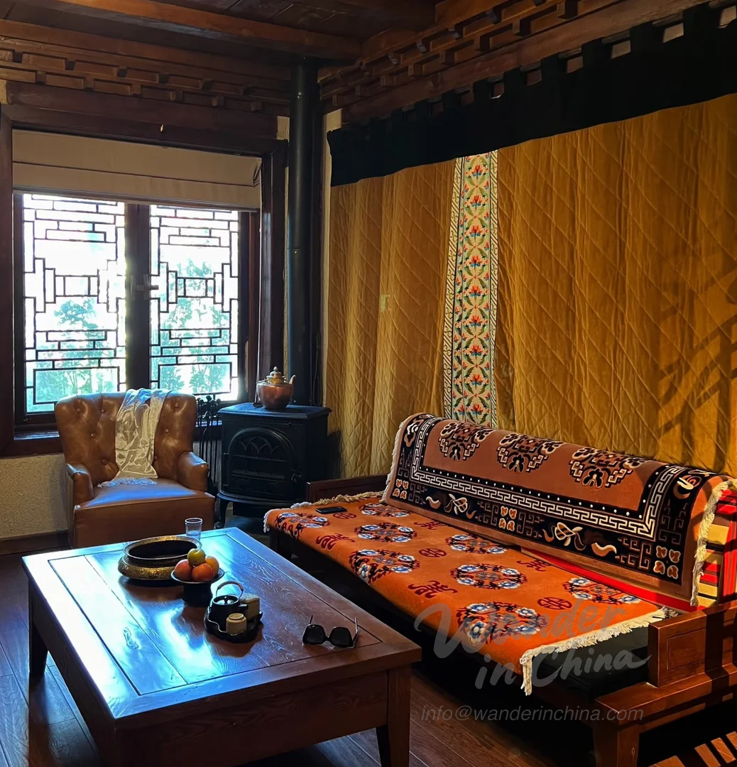 Interior acogedor de una casa de huéspedes en Shangri-La.