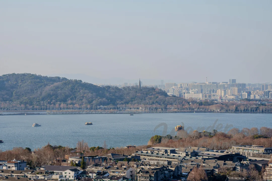 가을 항저우 웨스트 레이크 주변 자전거 타기.
