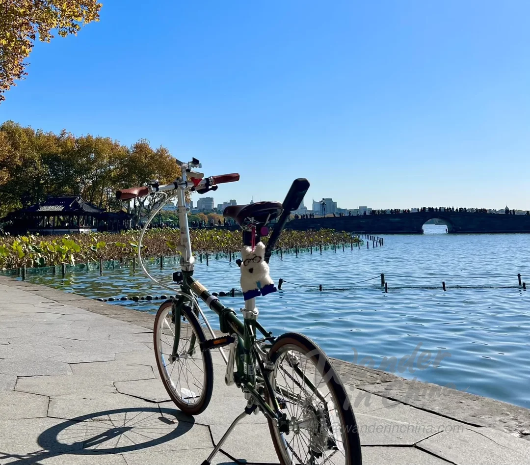 Cycliste profitant d’une promenade pittoresque autour du Lac de l’Ouest, Hangzhou.
