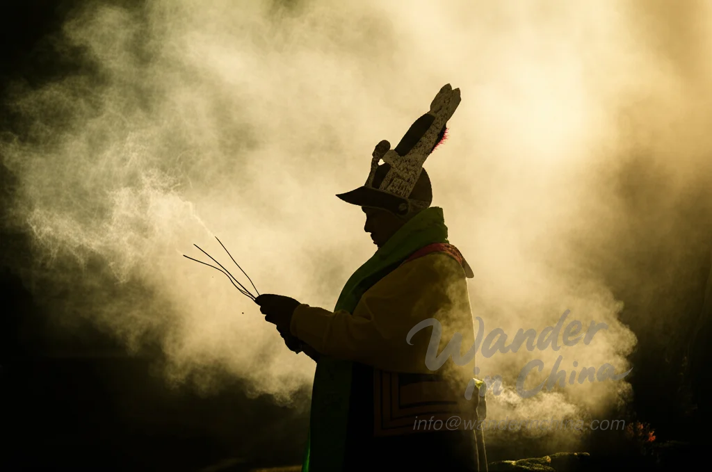 Chamán Dongba realizando un ritual.