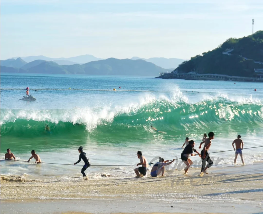 Famille profitant d’un pique-nique sur la plage de Dameisha.