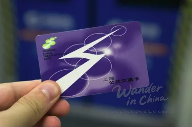 มือถือบัตรเดินทางสาธารณะเซี่ยงไฮ้ในสถานีรถไฟใต้ดิน.