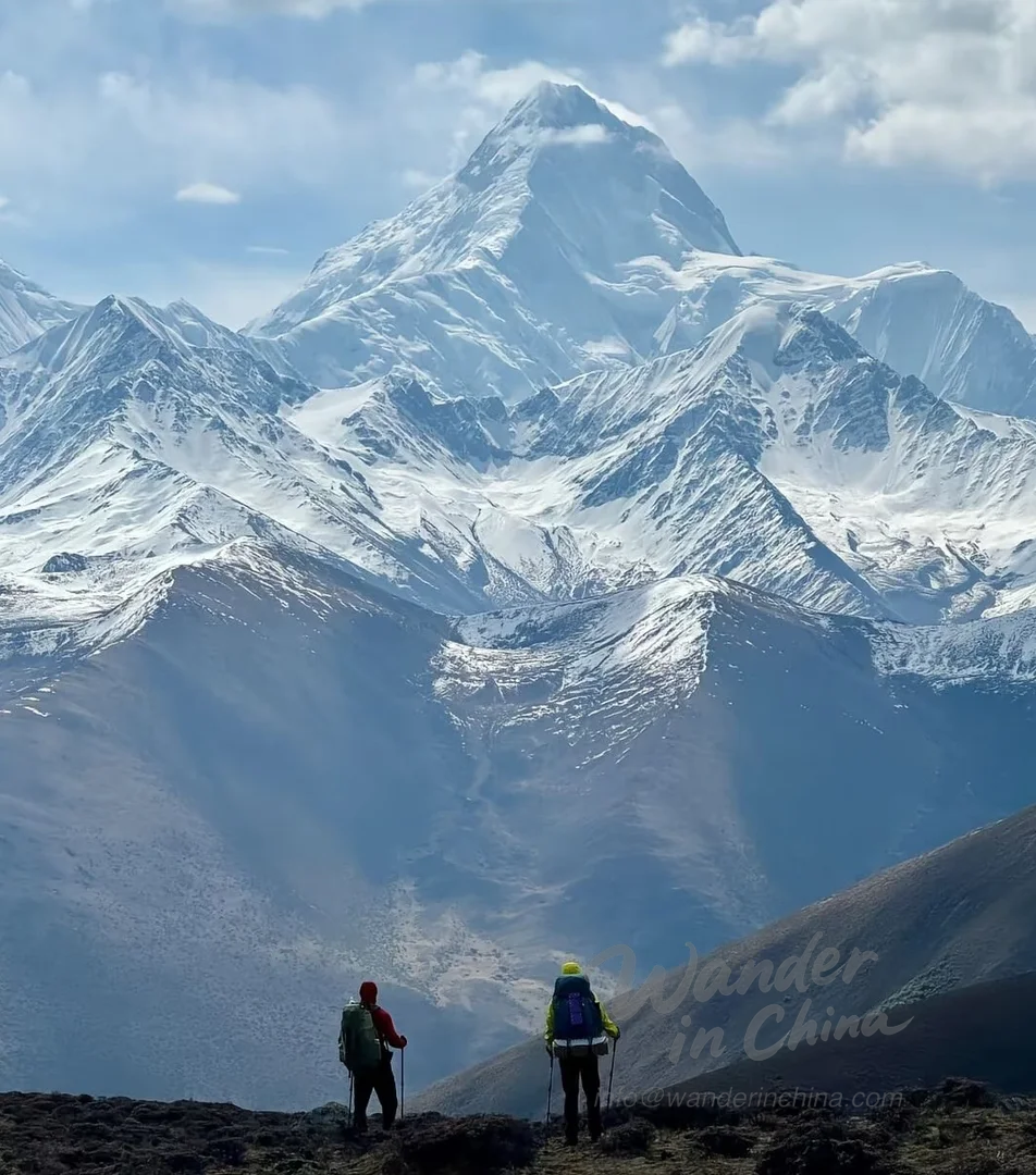 Excursionistas caminando cerca del pueblo de Yubeng, Shangri-La.