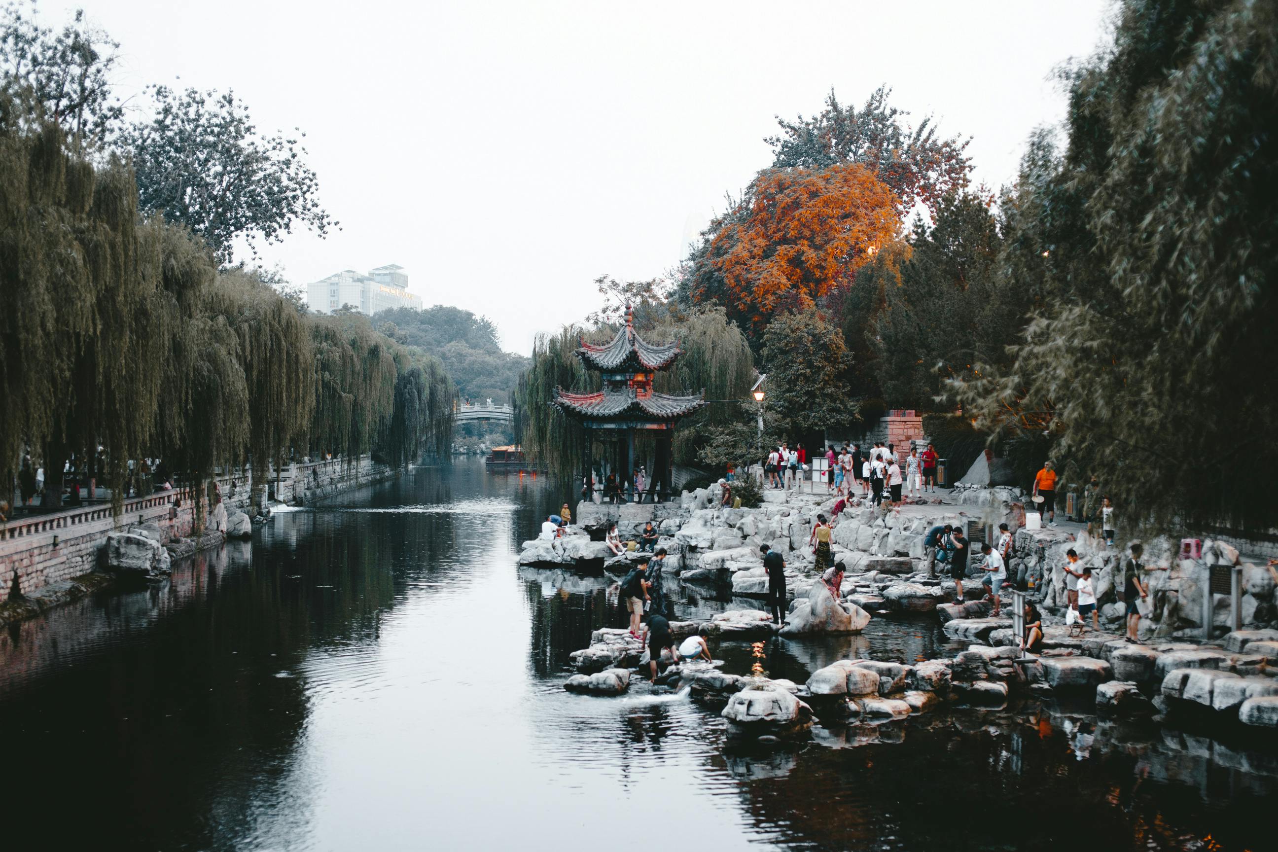 ศาลาสะท้อนเงาในสวนผู้บริหารต่ำต้อย
