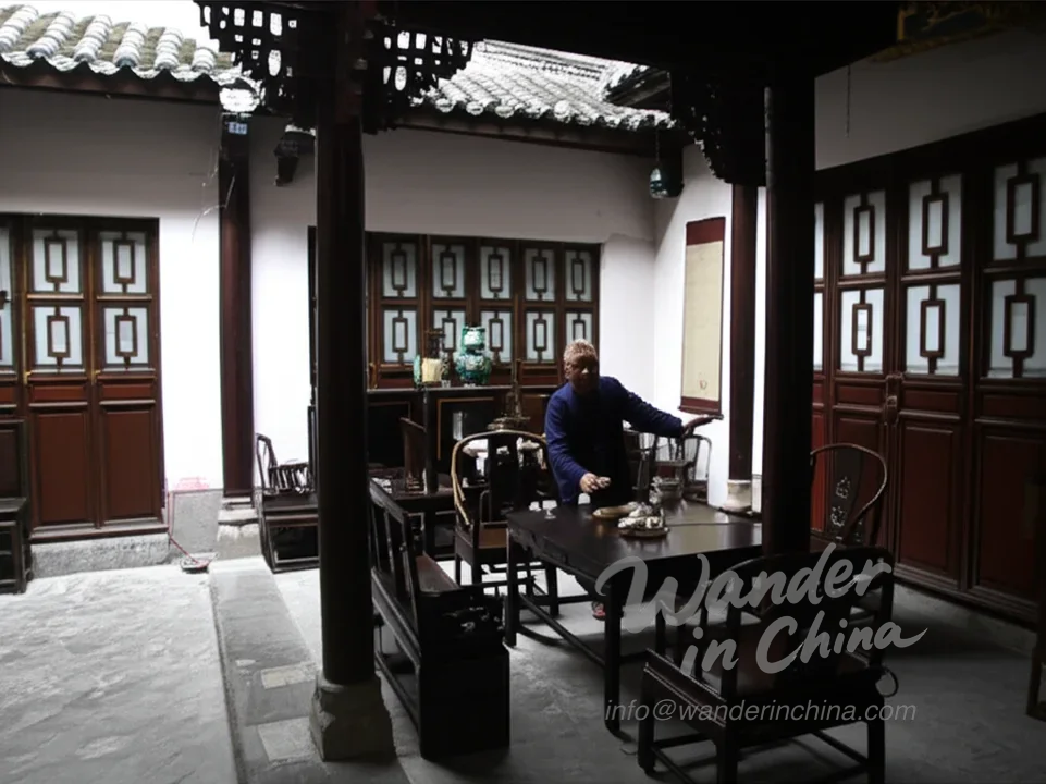 Dentro de una casa tradicional con patio en un hutong de Pekín.