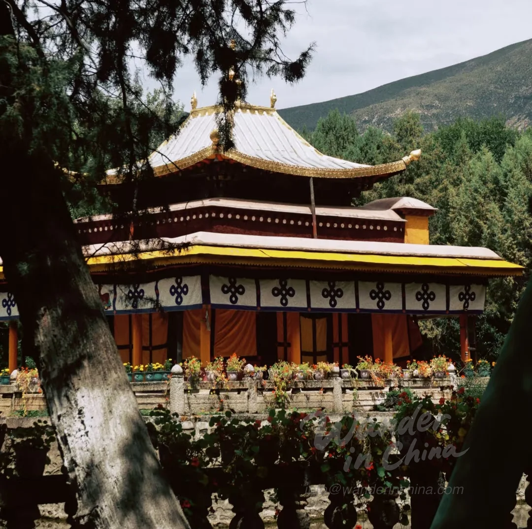 Intérieur du Tsokyil Potrang, Norbulingka.