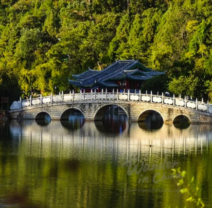 Puente del Dragón de Jade, Parque del Lago del Dragón Negro.