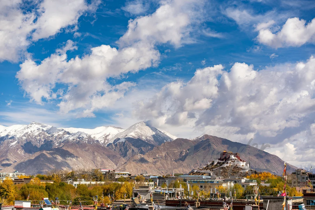 Vista panorámica de Lhasa en el Tíbet al amanecer.
