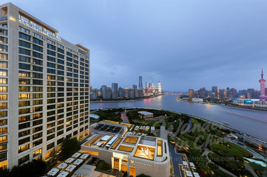 Luxushotel mit Blick auf die Skyline von Shanghai in der Abenddämmerung.