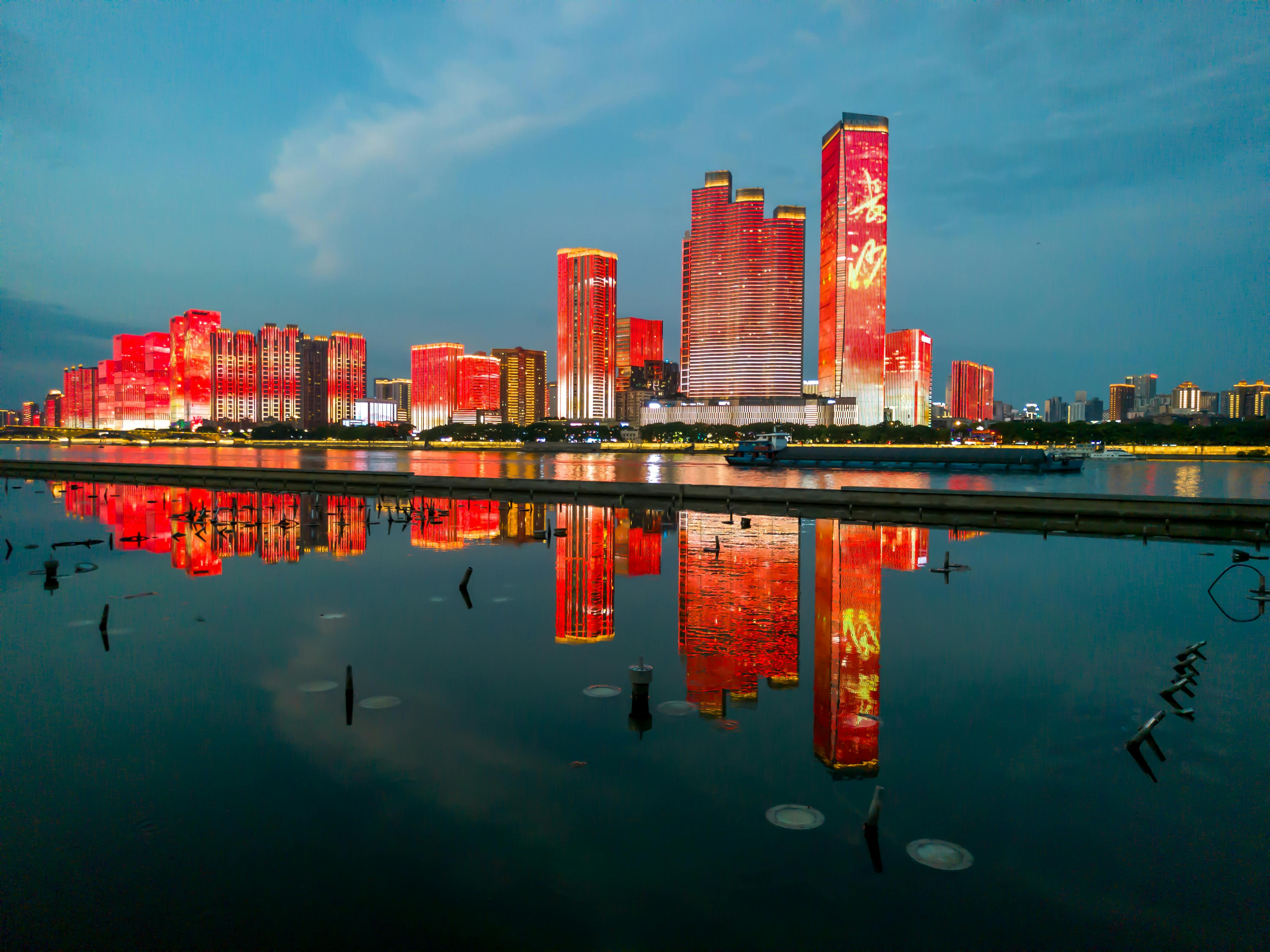 Chambre d’hôtel moderne avec vue sur la ville à Changsha.