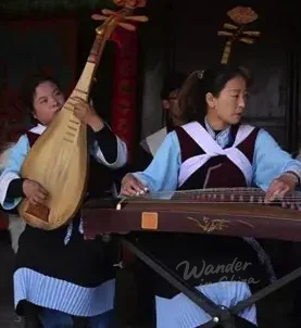 Músicos Naxi tocando música tradicional.