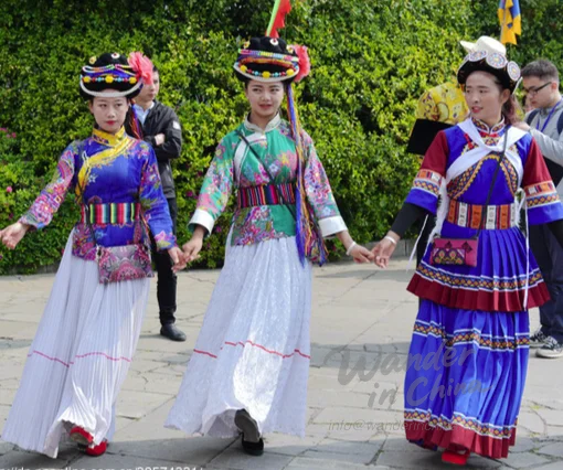 Mujer Naxi con vestimenta tradicional.