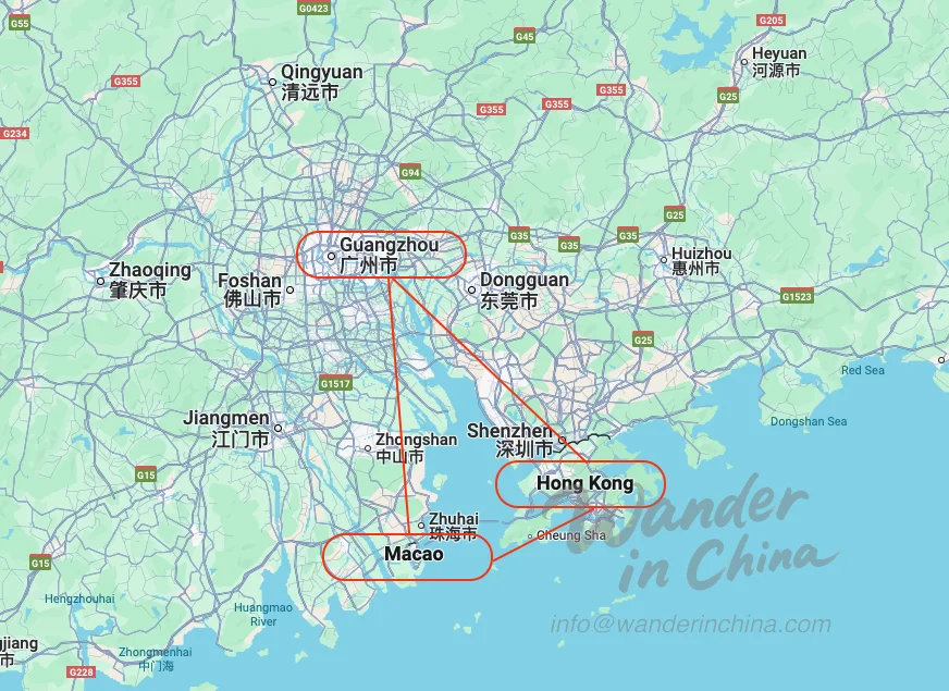 남중국 진주강 삼각주 지역의 명확하고 세련된 지도로, 홍콩, 마카오, 광저우의 위치를 강조합니다. 지도에는 주요 수로(진주강, 해안선)와 세 도시를 연결하는 페리 노선 및 고속철도와 같은 주요 교통 링크가 표시됩니다. 스타일은 깔끔하고 여행 가이드에 적합한 정보를 제공합니다.