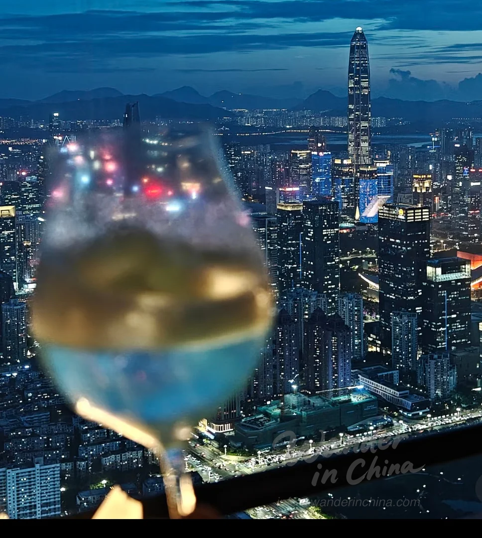 Gente disfrutando de la vida nocturna en el COCO Park de Shenzhen.