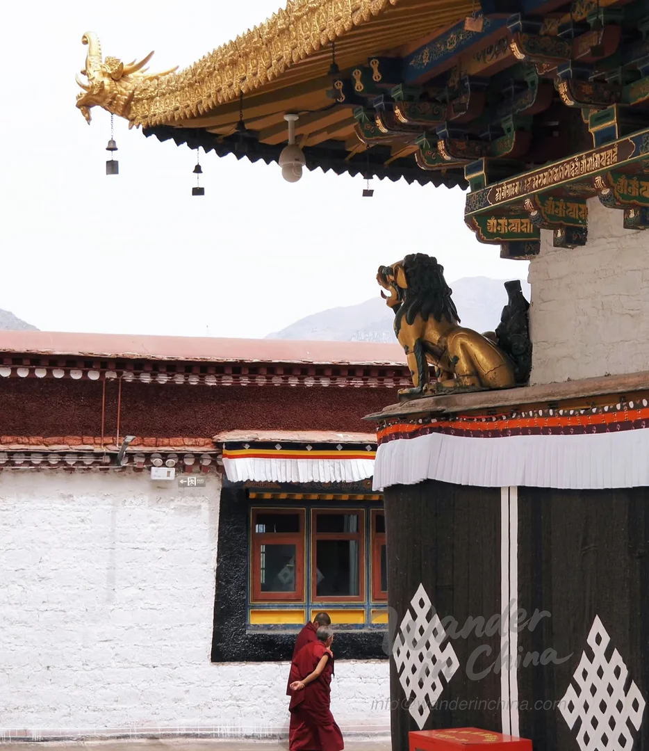 Pèlerins circumambulant le temple de Jokhang dans la rue Barkhor.