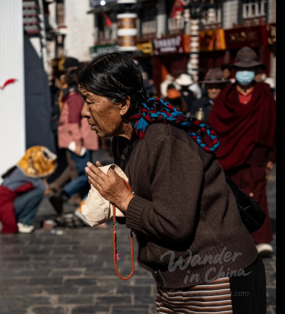 Peregrinos caminando por la calle Barkhor, Lhasa.