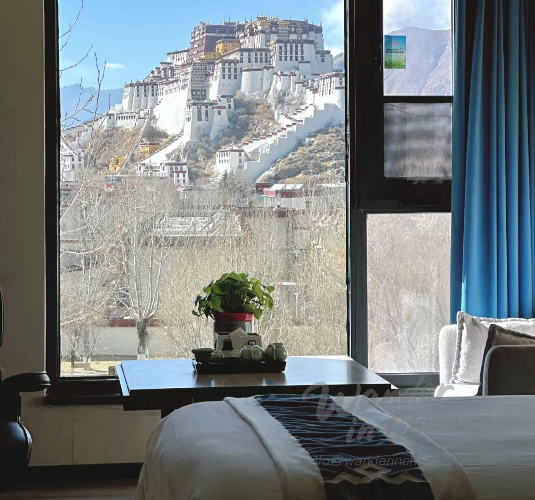 Vue du Palais du Potala depuis un hôtel de Lhassa.