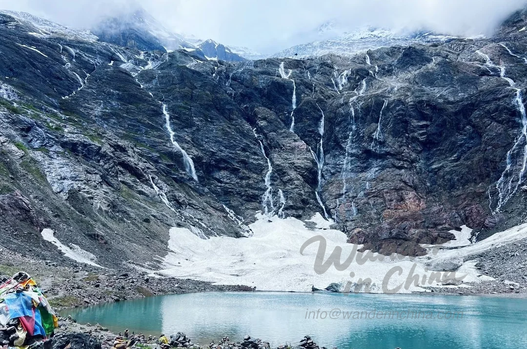 Cascada Sagrada en la Aldea Yubeng, Yunnan.