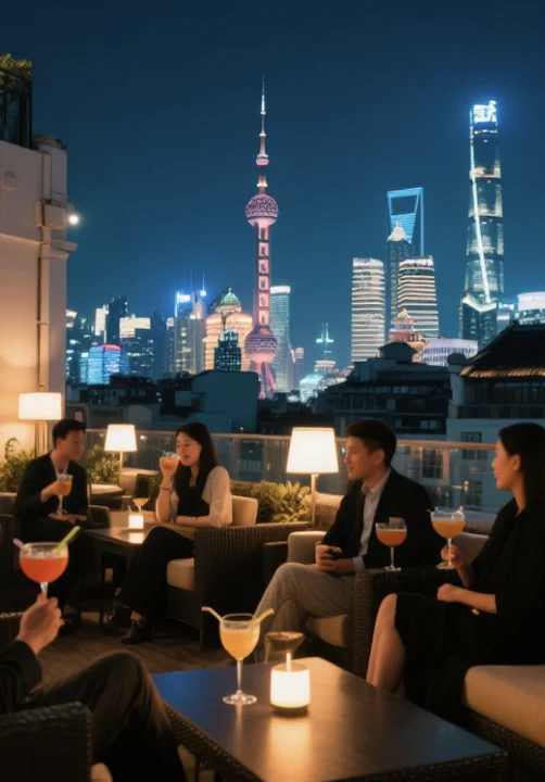 Dachbar eines Boutique-Hotels in Shanghai mit Blick auf die Skyline.