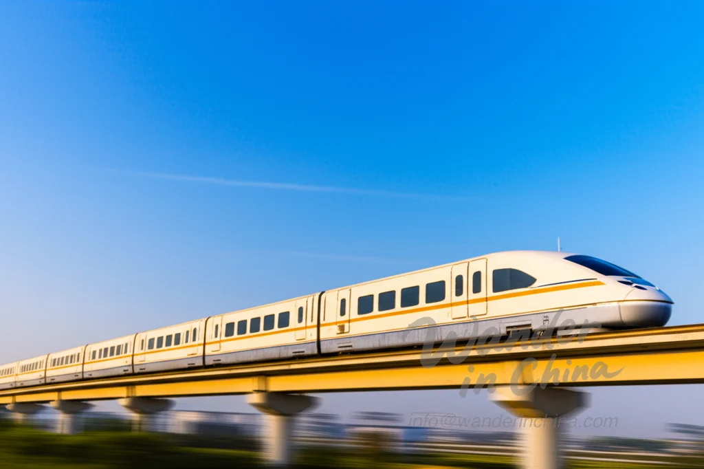 ภาพภายนอกรถไฟแมกเลฟเซี่ยงไฮ้แสดงให้เห็นถึงความเร็วสูง.