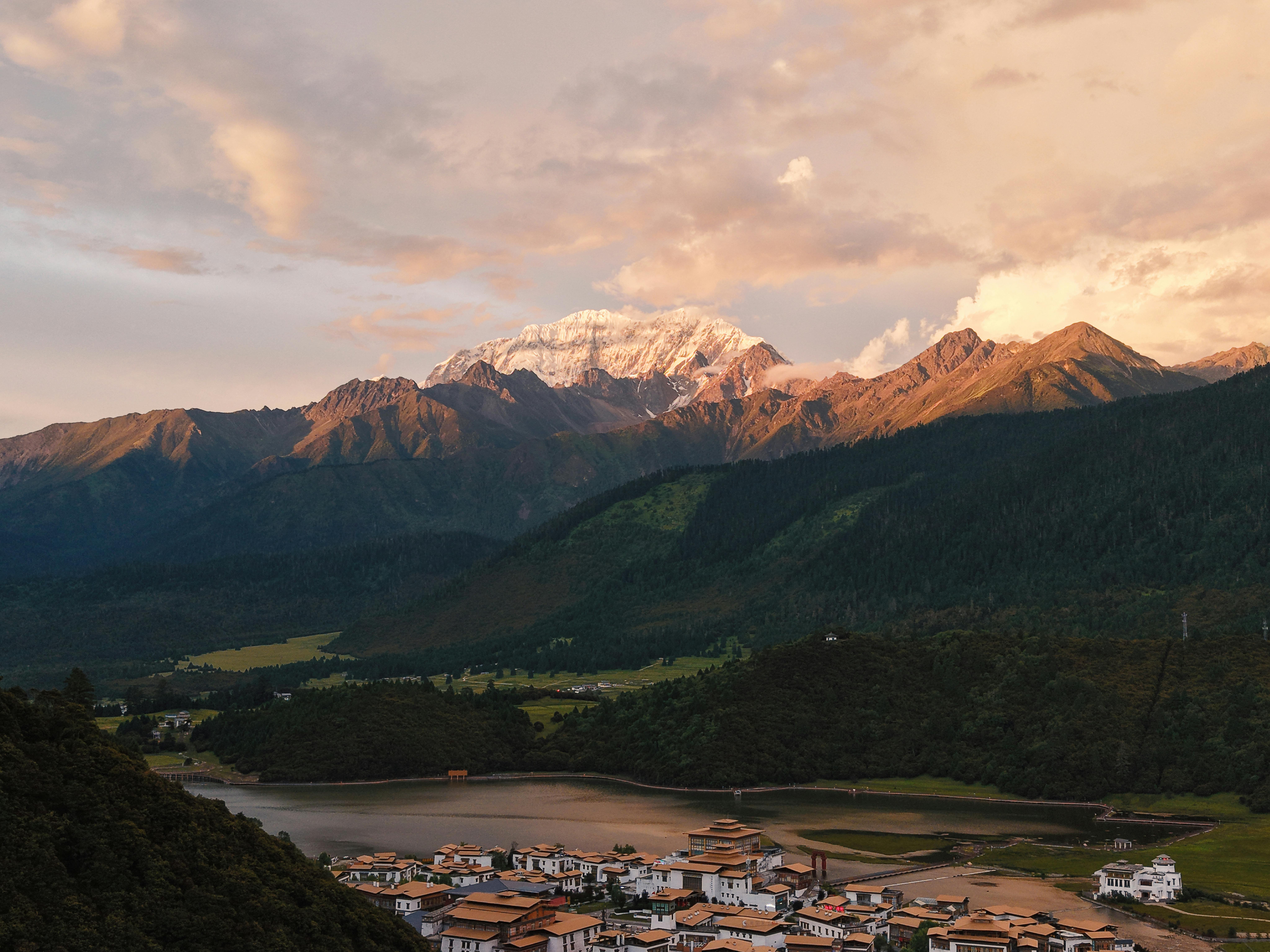 Paisaje de Shangri-La con pueblo tibetano.