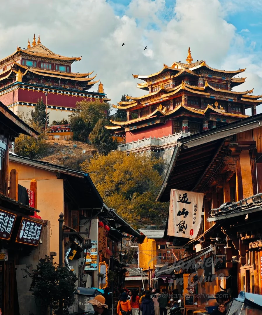 Casco antiguo de Shangri-La Dukezong al atardecer