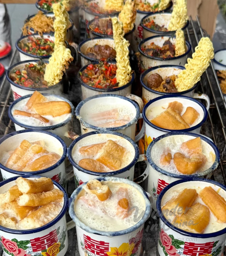 Un mercado de comida callejera de Shenzhen por la noche.