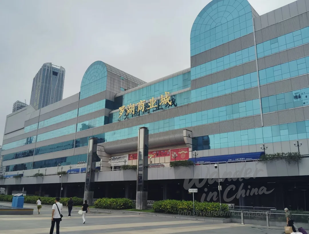 Puesto de recuerdos en Luohu Commercial City, Shenzhen.