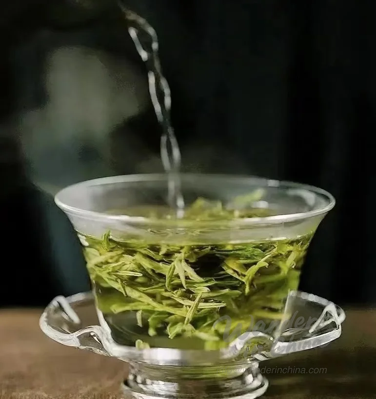 Thé Longjing fumant surplombant le Lac de l’Ouest.