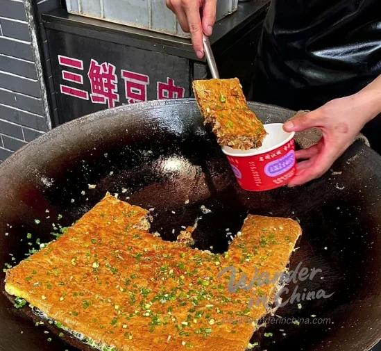 우한 후부 거리에서 더우피를 준비하는 길거리 상인.