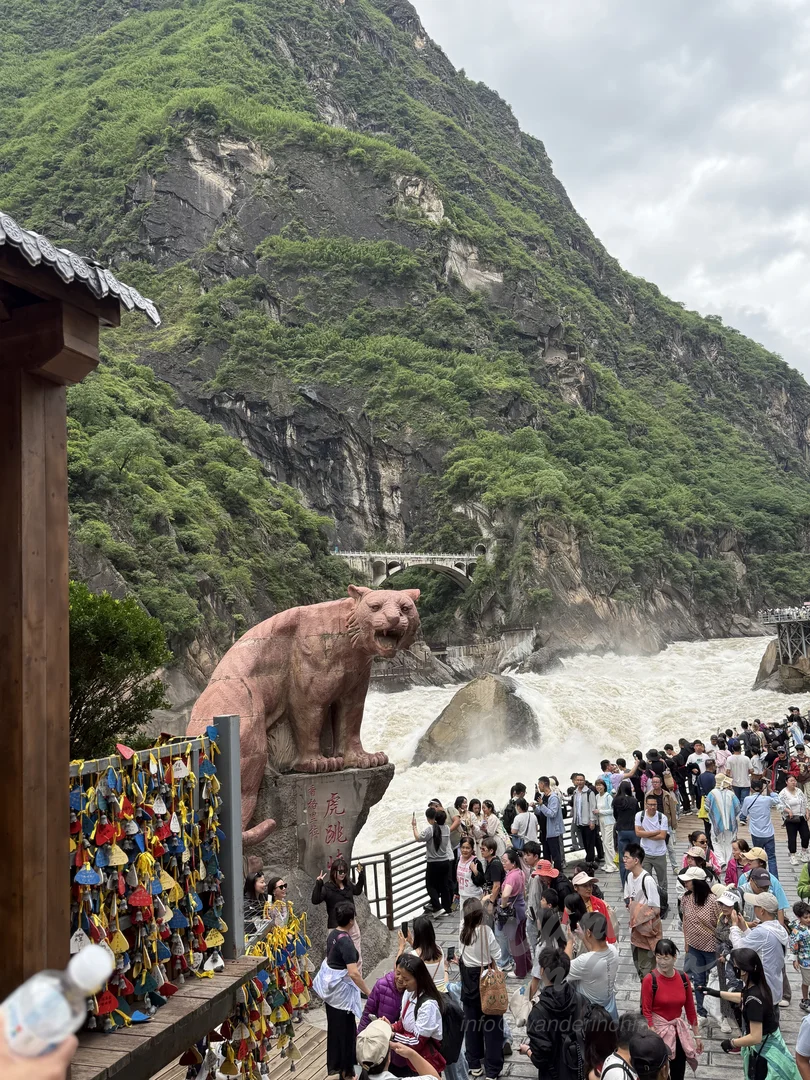 Tiger Leaping Gorge scenic view.