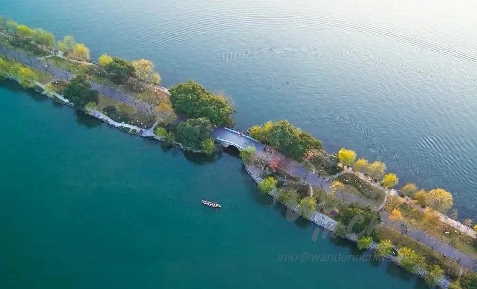Touristes marchant sur la chaussée Su, lac de l’Ouest.