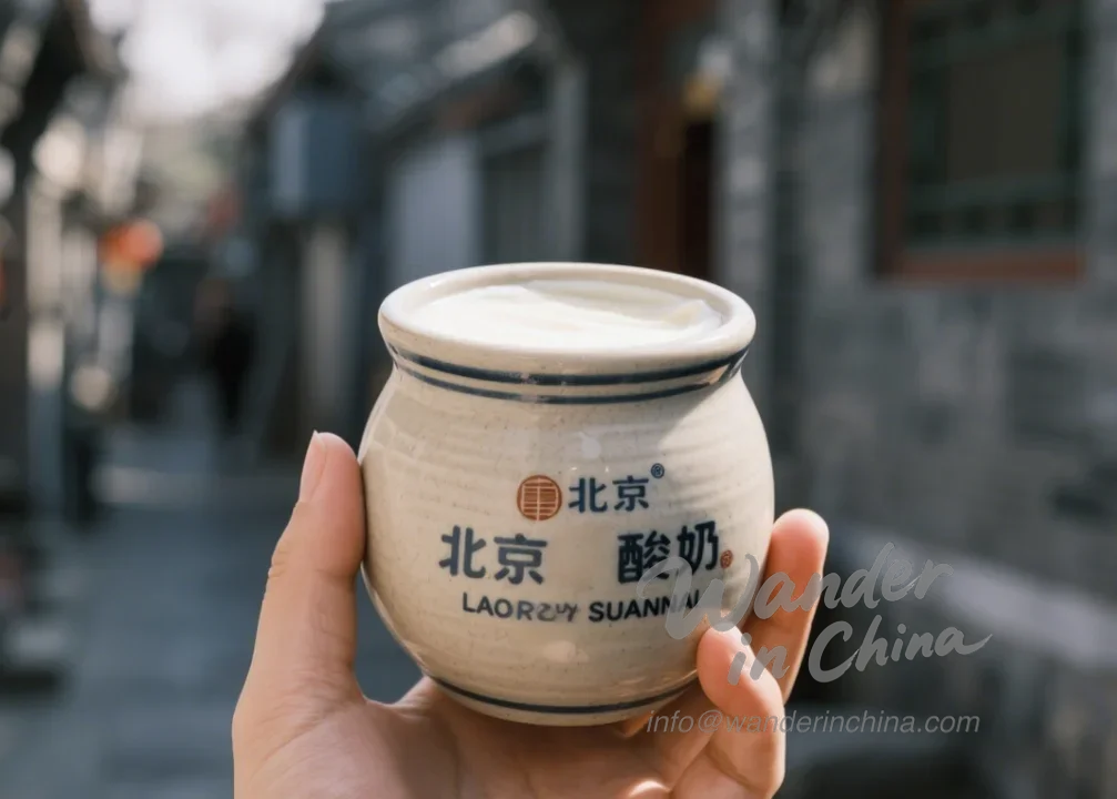 Yogur tradicional de Pekín en una jarra de cerámica en un hutong.