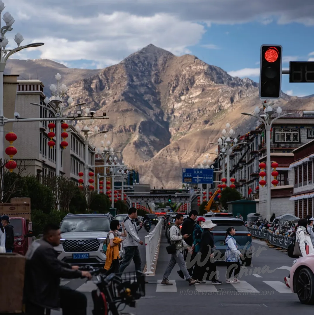 Transportmöglichkeiten in Lhasa, Tibet: Taxi, Bus und Fahrrad.