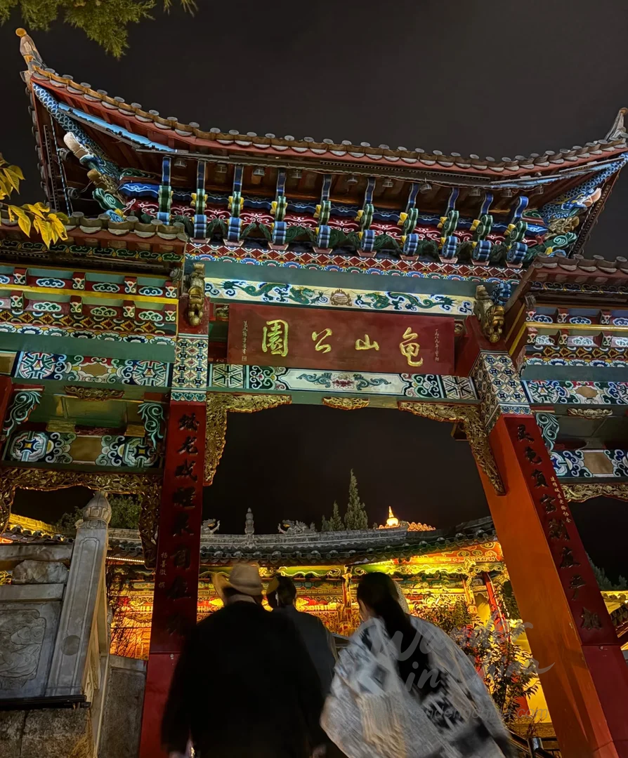 旅行者在香格里拉古城規劃行程。