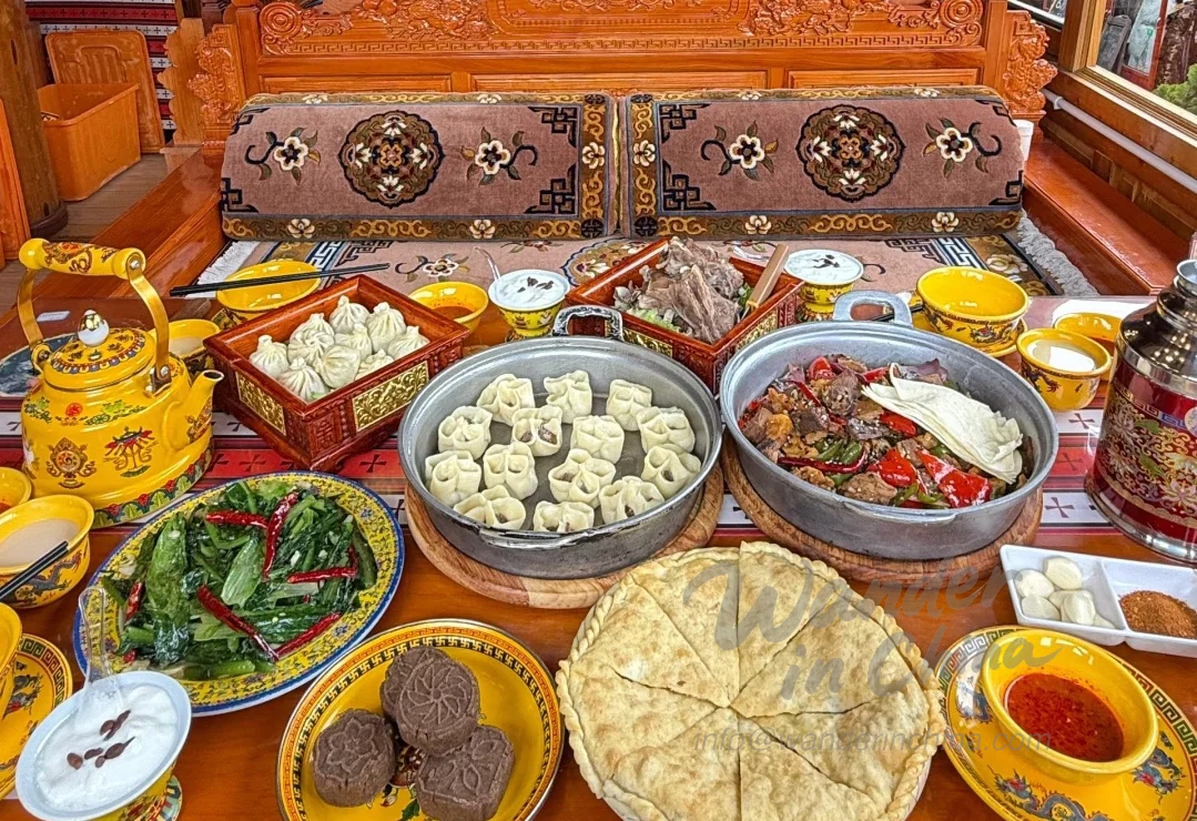 Variedad de platos tibetanos en una mesa en Shangri-La.