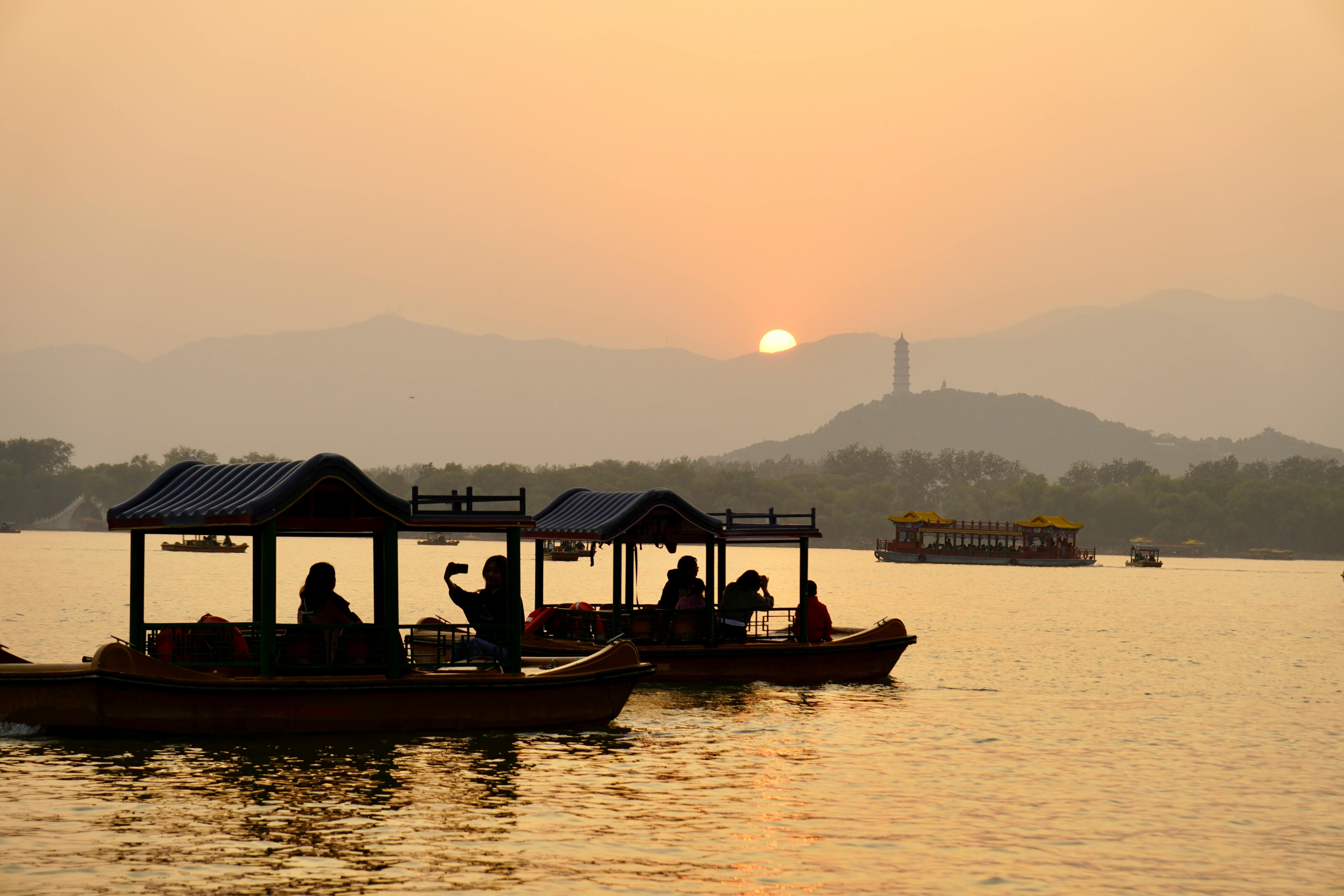 Excursion en bateau sur le lac de l’Ouest au coucher du soleil avec la pagode Leifeng.