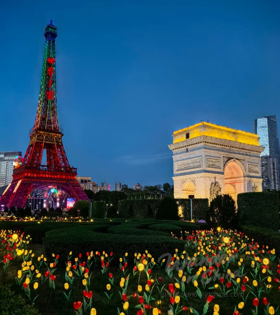 Réplica de la Torre Eiffel en la Ventana del Mundo de Shenzhen.
