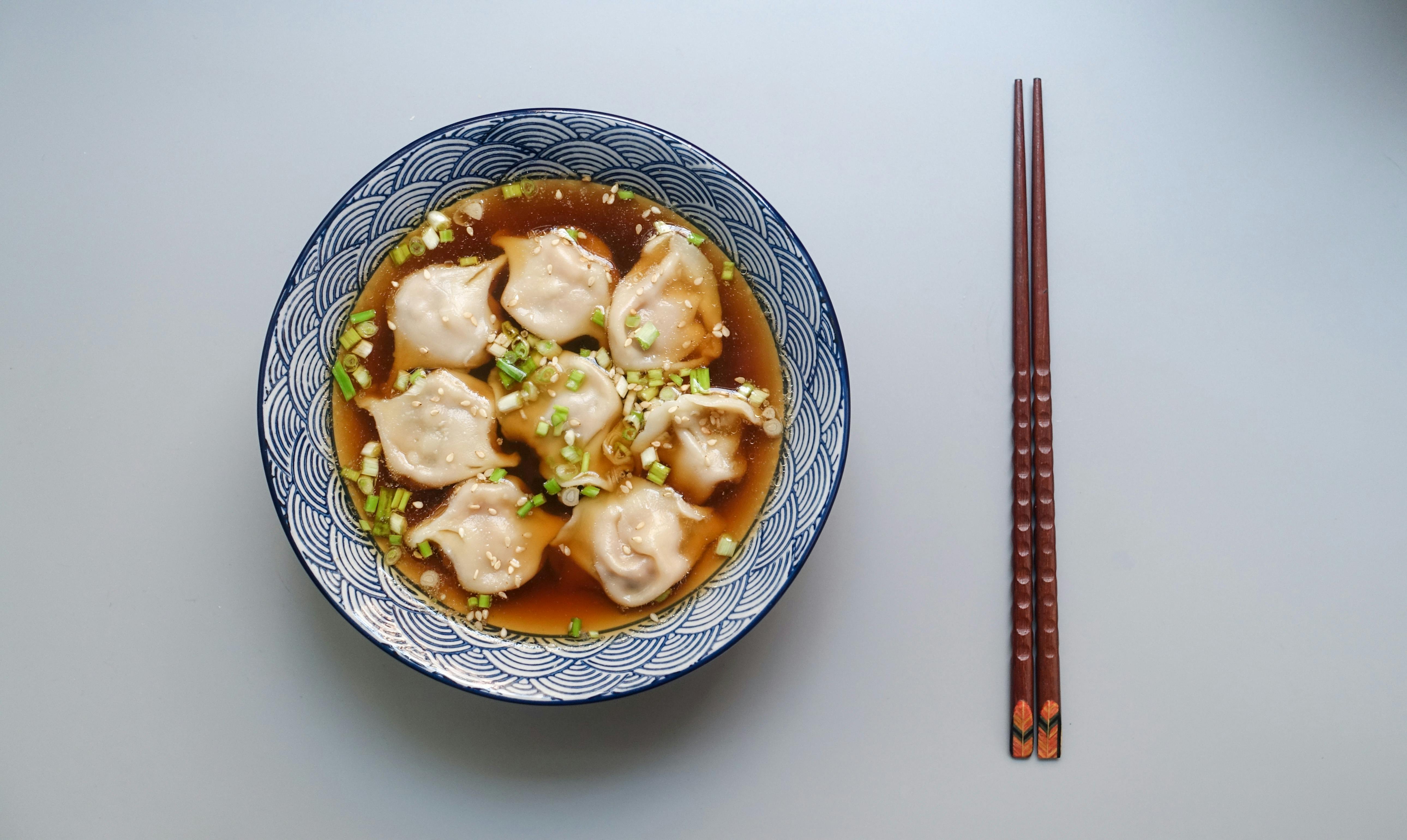 「ワンタン麺：中国の定番料理への旅人のガイド」